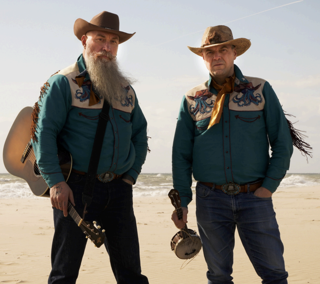 « Fish and Chippendales » est un concert théâtralisé de chansons originales autour de l’univers de « cowboy sur mer », notre première composition. Ce spectacle raconte la vie des habitants d’une ville imaginaire, qui rappelle Boulogne-sur-mer, dans une sorte de Far West Maritime.